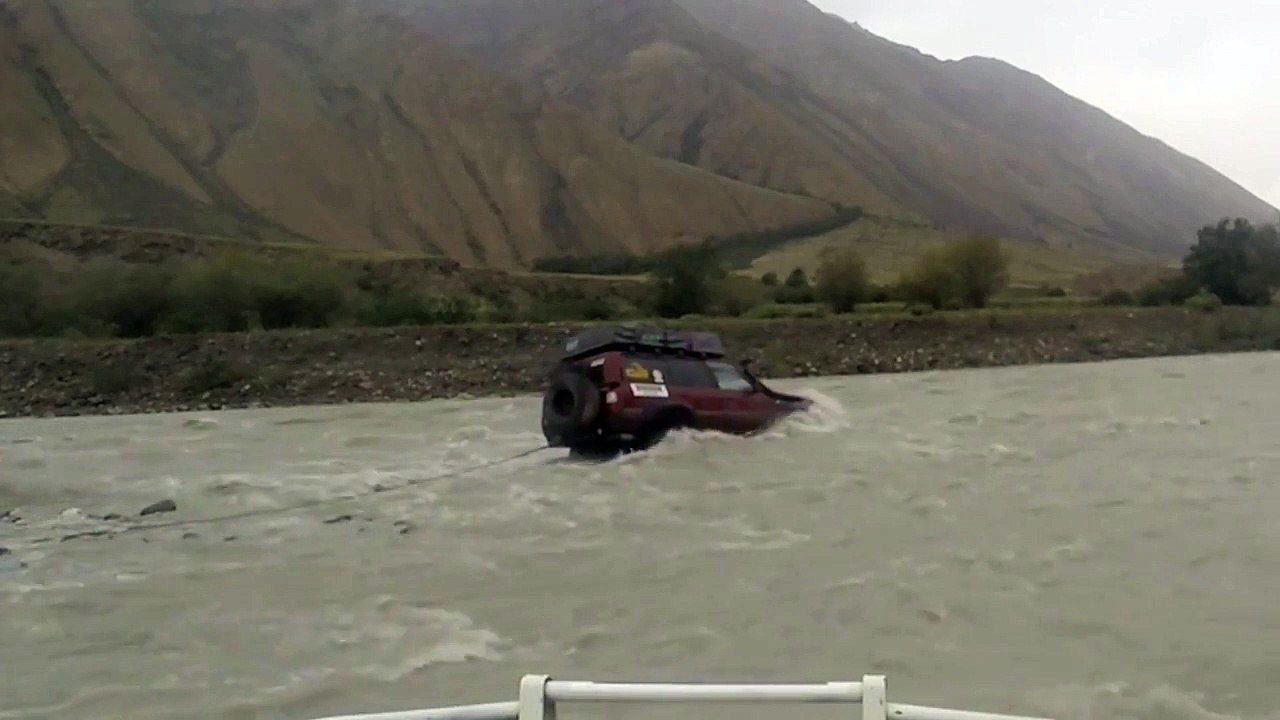 Essayer de traverser une rivière en 4x4 et finir emporté par le courant! FAIL