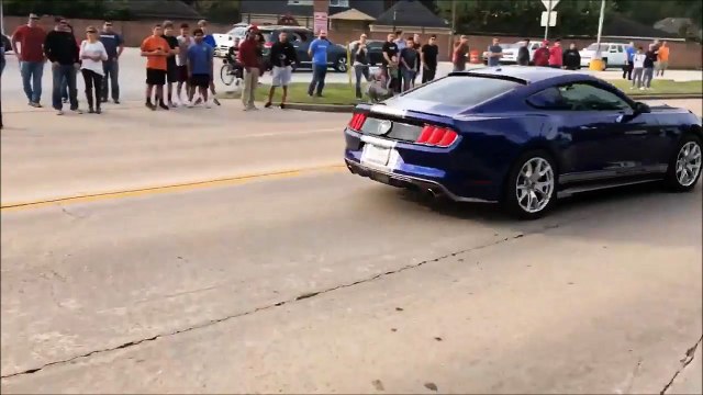 Il perd le controle de sa Ford Mustang et frole le public. A 2 doigts du drame