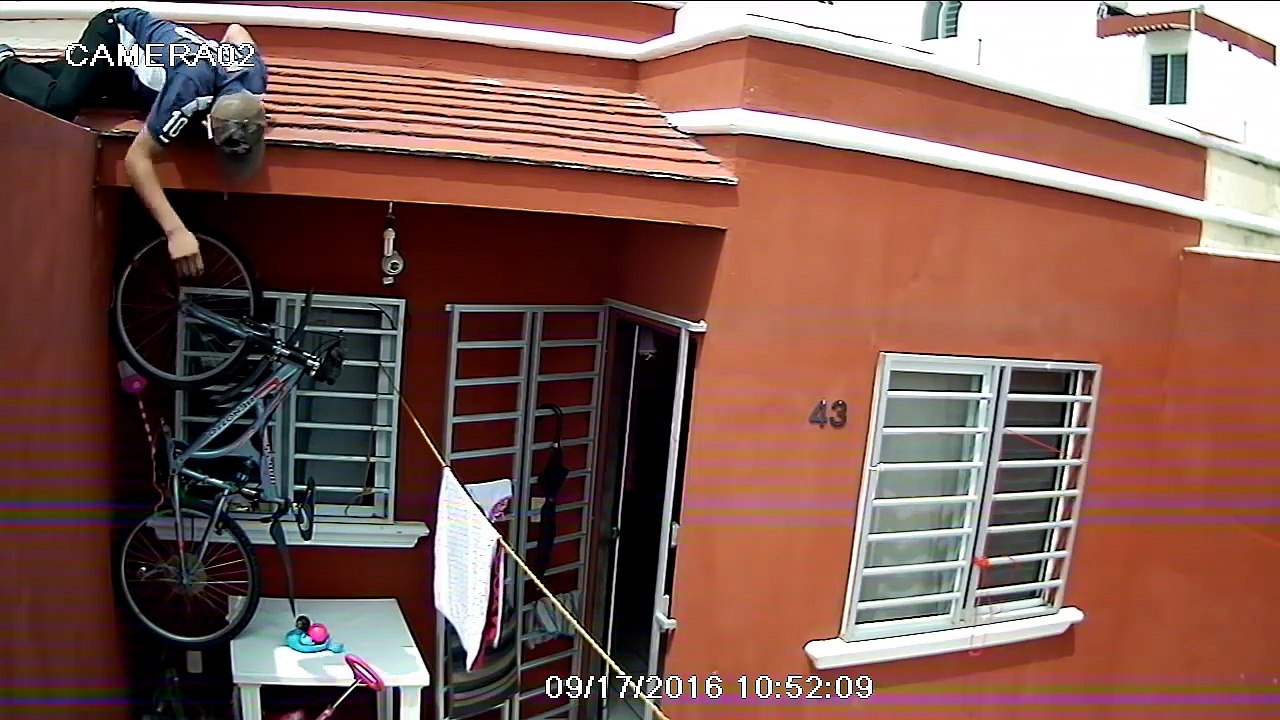 Regardez comment ce voleur vient piquer un vélo.. En passant par le toit!