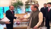 Watch Face Expression Of Nawaz Sharif When He Shakes Hand With General Raheel