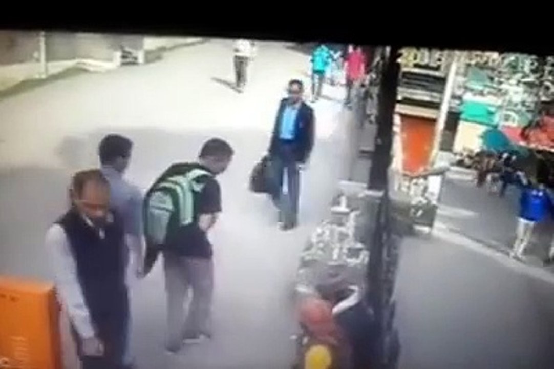 युवक ने बंदर से लिया पंखा तो उसे ऐसे आया गुस्सा, देंखे विडियो  (santa-banta-group)