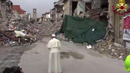 Le pape François prie pour les victimes du séisme à Amatrice