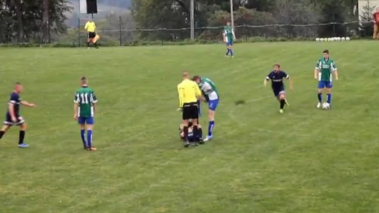 Il frappe son adversaire au sol