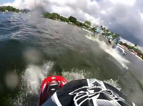 Il effectue 11 sauts consécutifs en jet-ski !