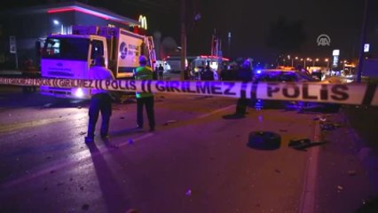 Otomobil Çöp Kamyonuna Çarptı: 2 Ölü 1 Yaralı