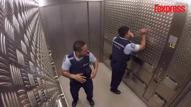 Des policiers néo-zélandais mettent l'ambiance dans un ascenseur