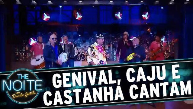Caju, Castanha e Genival Lacerda cantam no palco