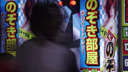 Des japonaises poussées dans la pornographie sortent de l'ombre