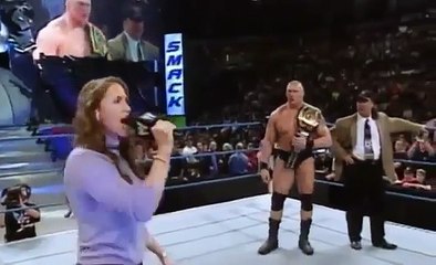 Brock Lesnar Besa a Stephanie La Esposa De TripleH Full HD 2016