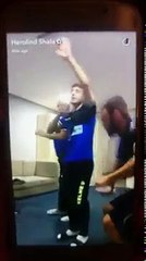 Drithëruese/Lojtarët kosovarë në kor këdojnë për kombin shqiptar (video)