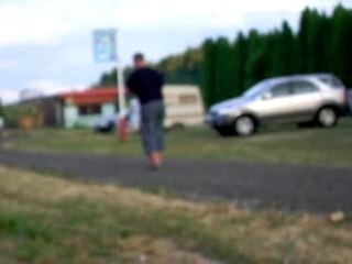 dronken man op camping in tsjechie