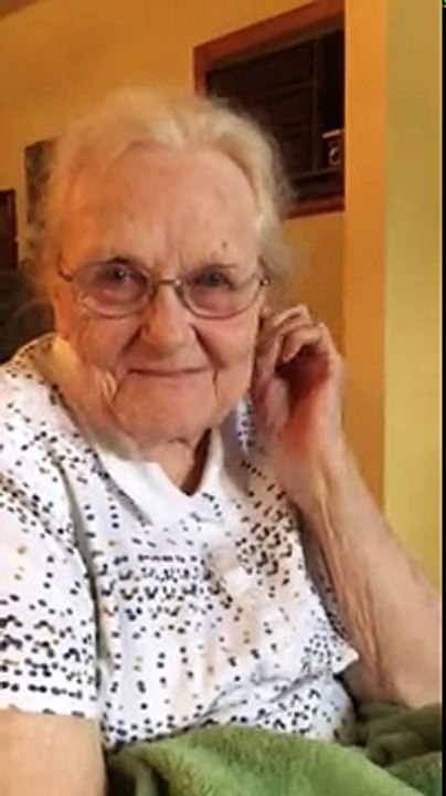 Une grand-mère écoute une chanson qu'elle a écrite