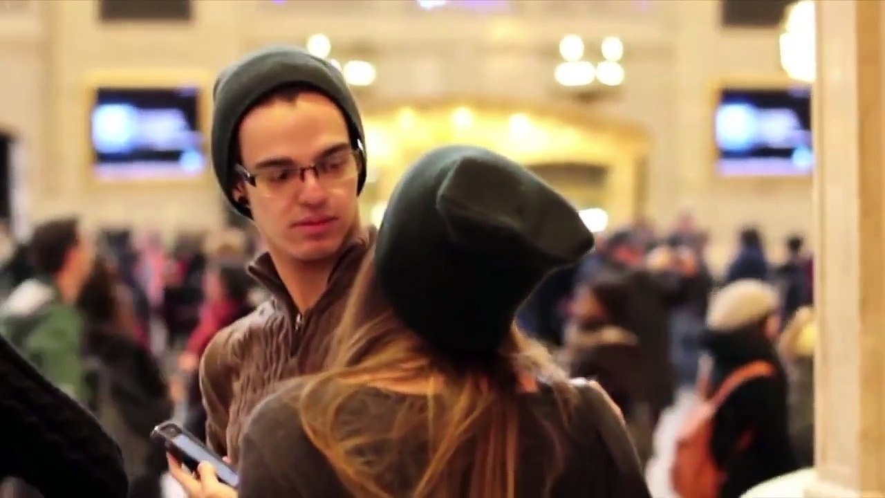 Quand une jolie fille essaye d'embrasser des inconnus, voilà ce que ça donne !