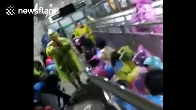 Hundreds of tourists stranded on the top of China's Mount Hua during wind storm