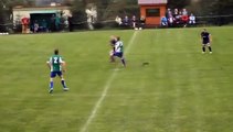 Un footballeur frappe son adversaire au sol