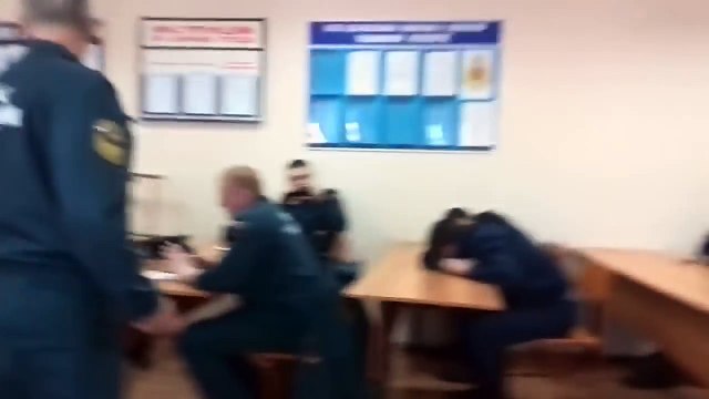 Pendant qu'un pompier dort en plein cours, il se fait piéger par son prof... Sa réaction vous fera tordre de rire !