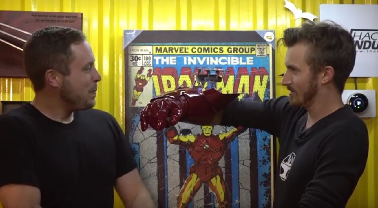 Deux fans inventent le gant lance roquettes d'IRON MAN ! Bluffant !