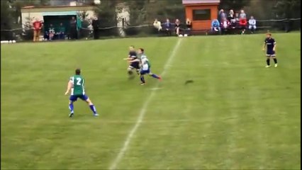 Ce footballeur va frapper son adversaire au sol... Tout colère lui!!! Pas content