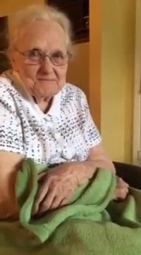 Cette mamie entend une chanson qu'elle a écrite. Regardez sa réaction
