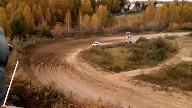 Cette voiture de rallye éclate une tour de contrôle en pleine course