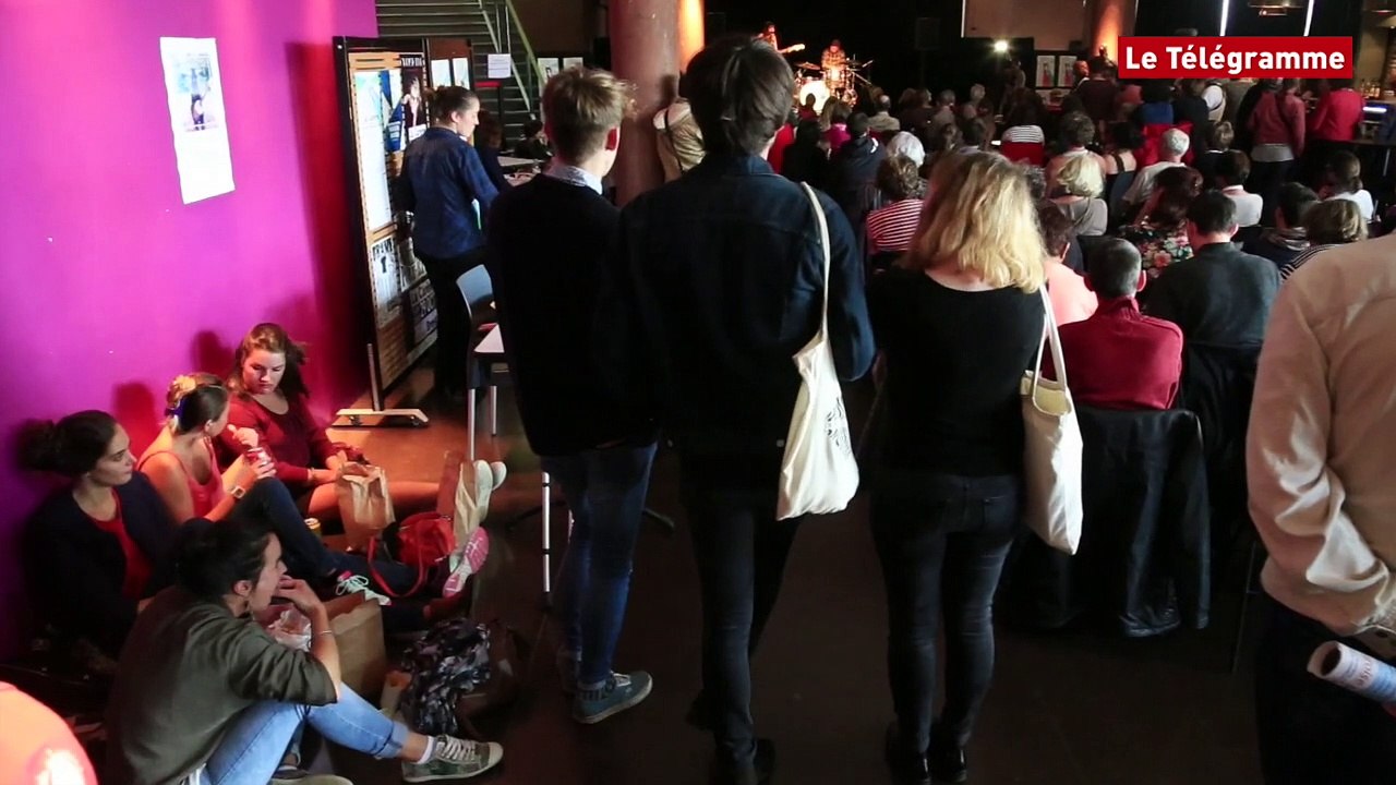 Brest. 200 spectateurs, sandwich à la main, à la Carène