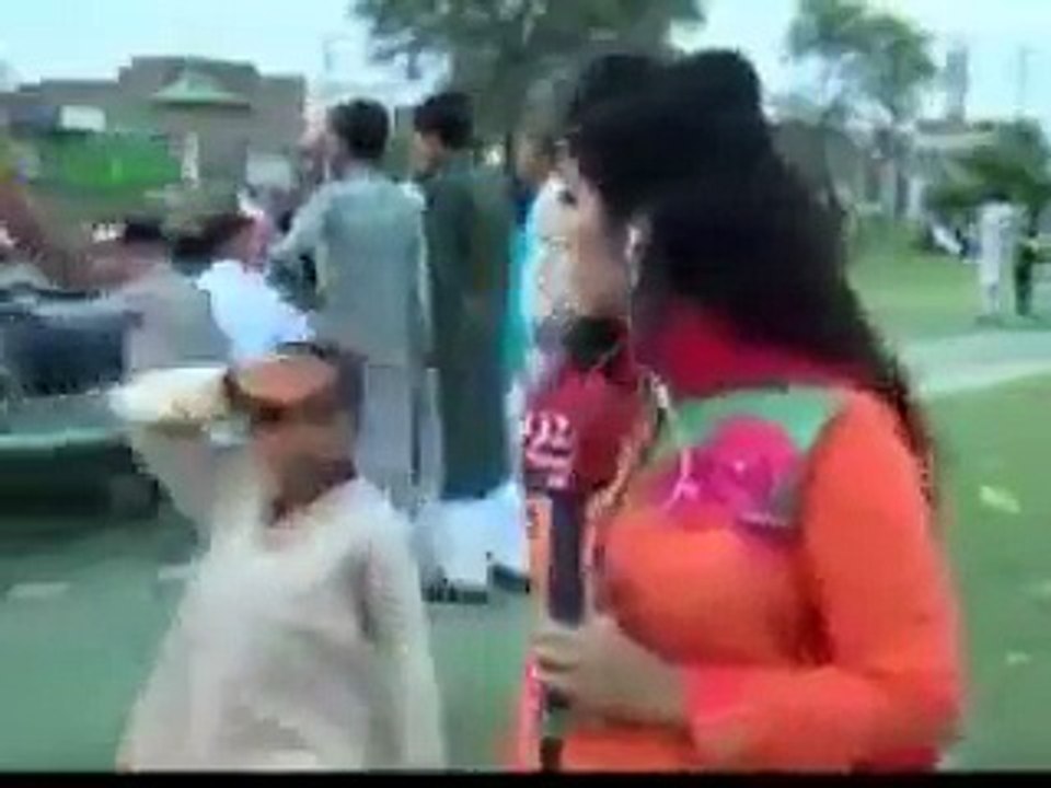 Female Reporter of 92 News HD slaps a kid