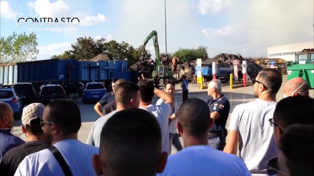 Gricignano (CE) - No alla puzza, ecotransider in fiamme (05.10.16)