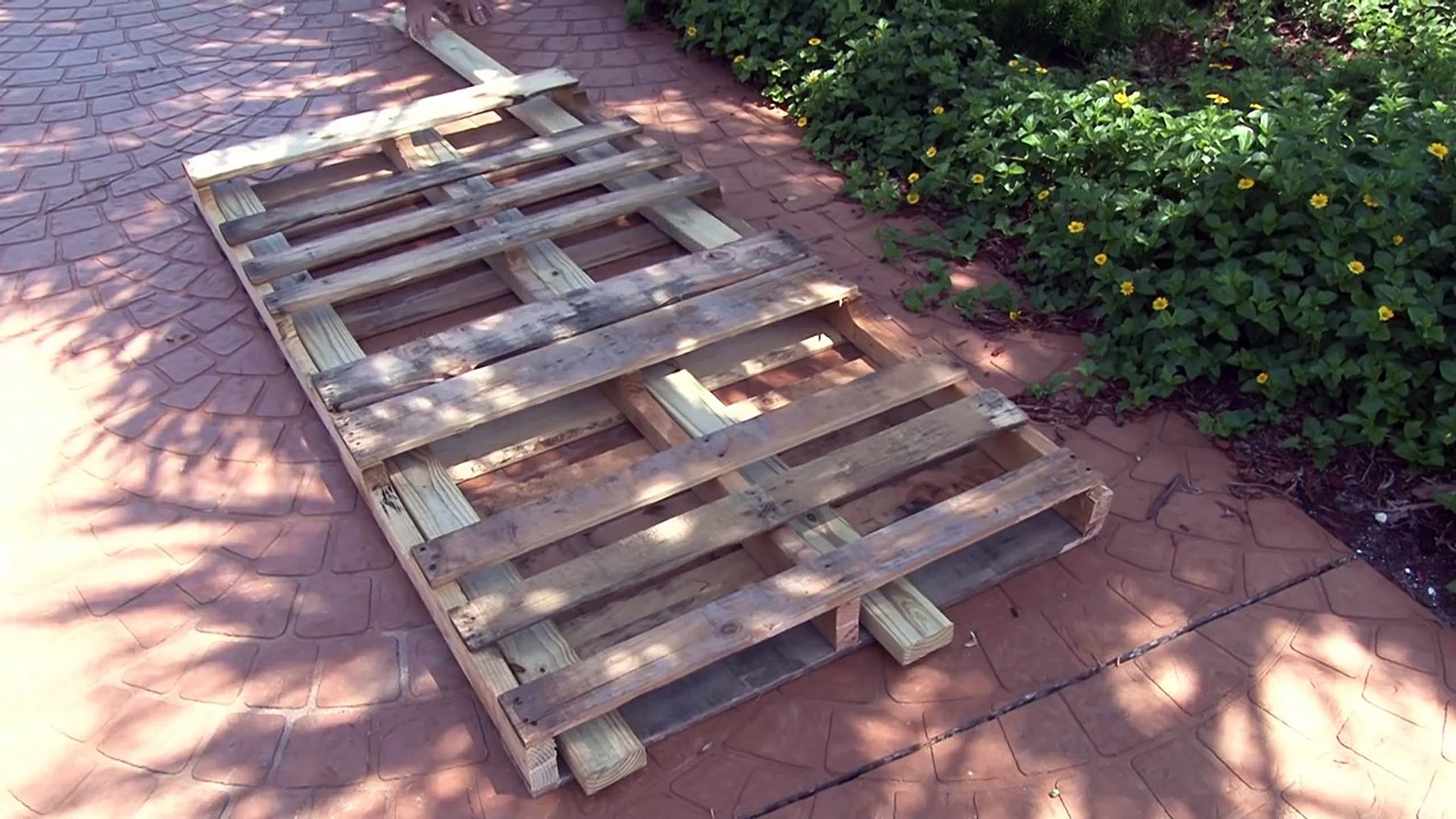 Il attache deux palettes de bois pour faire CECI dans son jardin! - Vidéo  Dailymotion