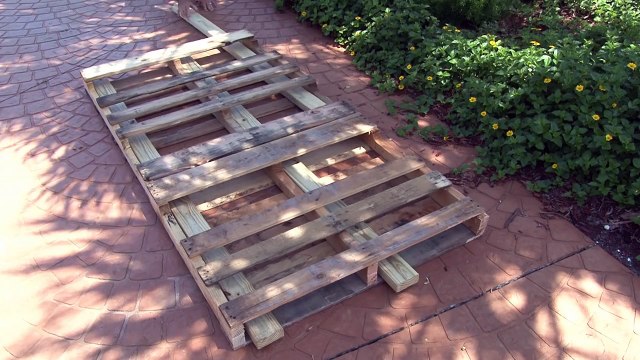Il attache deux palettes de bois pour faire CECI dans son jardin!
