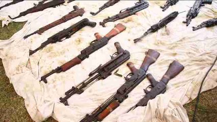 Autoridades pakistaníes incautan armas escondidas en depósito de agua vacío