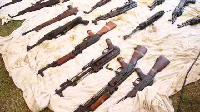 Autoridades pakistaníes incautan armas escondidas en depósito de agua vacío
