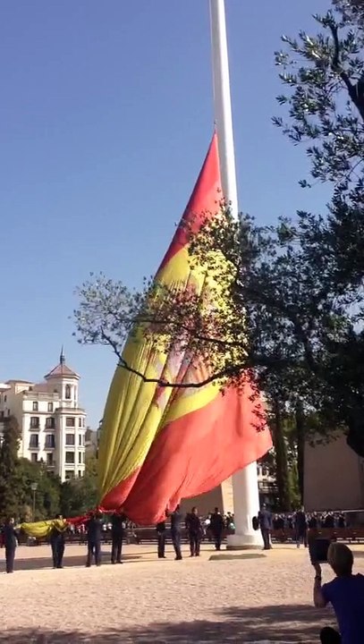 Izado de la bandera nacional en Plaza de Colón