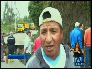 Download Video: Hundimiento de una vía en Tungurahua por las fuertes lluvias