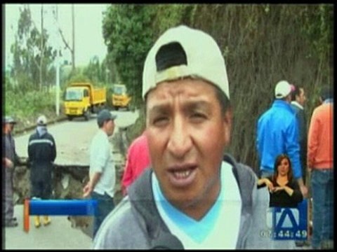 Hundimiento de una vía en Tungurahua por las fuertes lluvias