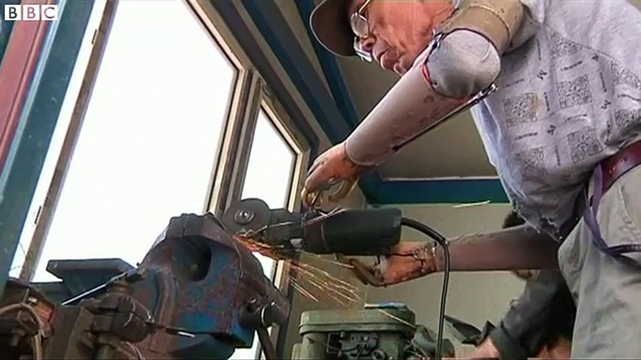 Chinese farmer makes home-made 'bionic arms' - BBC News