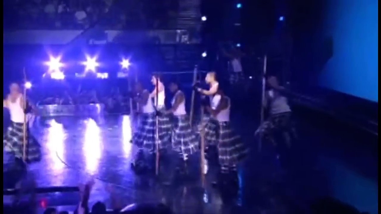 20 MADONNA Into The Groove (Re-Invention Tour) 2004