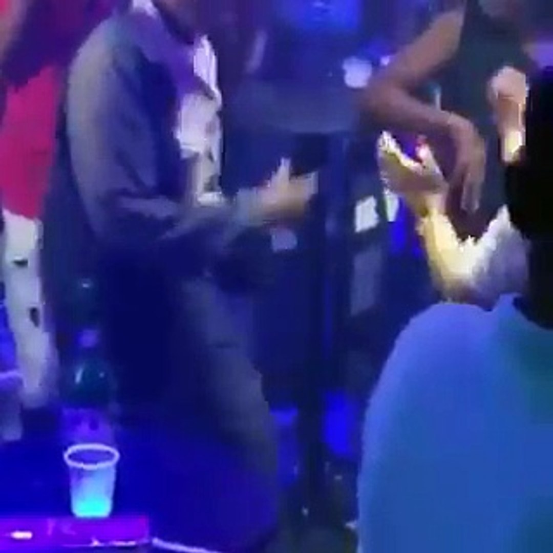 Policía dominicano bailando