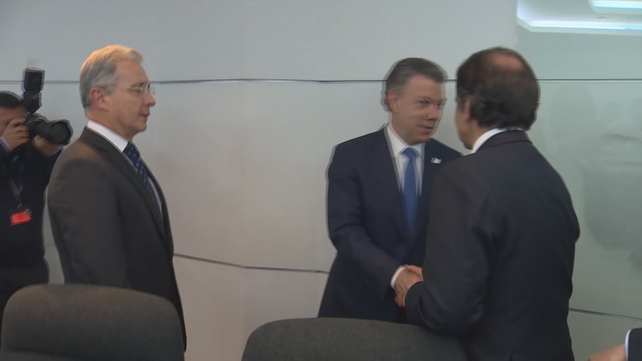 Santos y Uribe comienzan reunión para tratar acuerdo de paz con las FARC