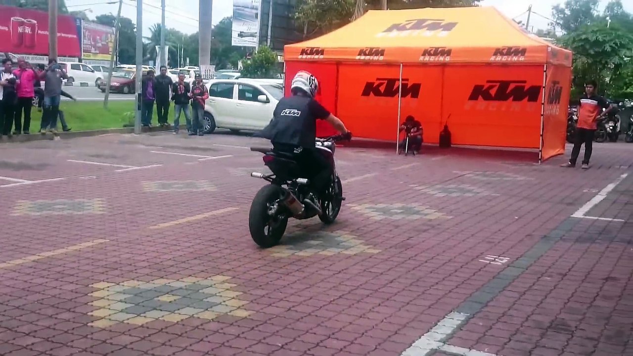 ROK BAGOROS KTM DUKE 200 STUNT SHOW IN BIKE STATION ALOR SETAR MALAYSIA 1st roun_Full-HD
