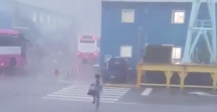 Busan Shipyard Workers Scramble for Shleter Amid Wild Winds