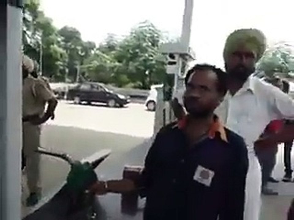 Petrol alırken nasıl kazıklanıyoruz . How do we ripped off when buying oil.