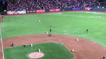 Beisbolista fue ovacionado al derribar a un fanático