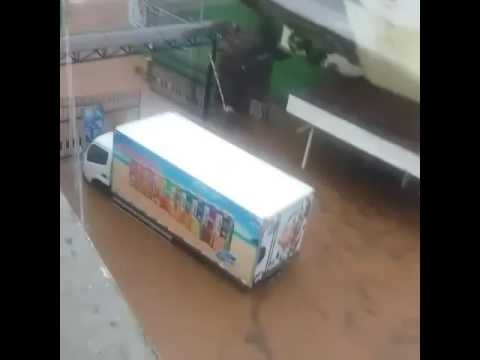 Estacionamientos de la Universidad de Panamá se inundaron.