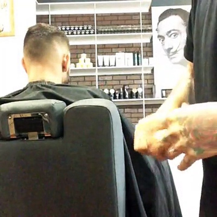 Andy Delort Se Corta El Pelo