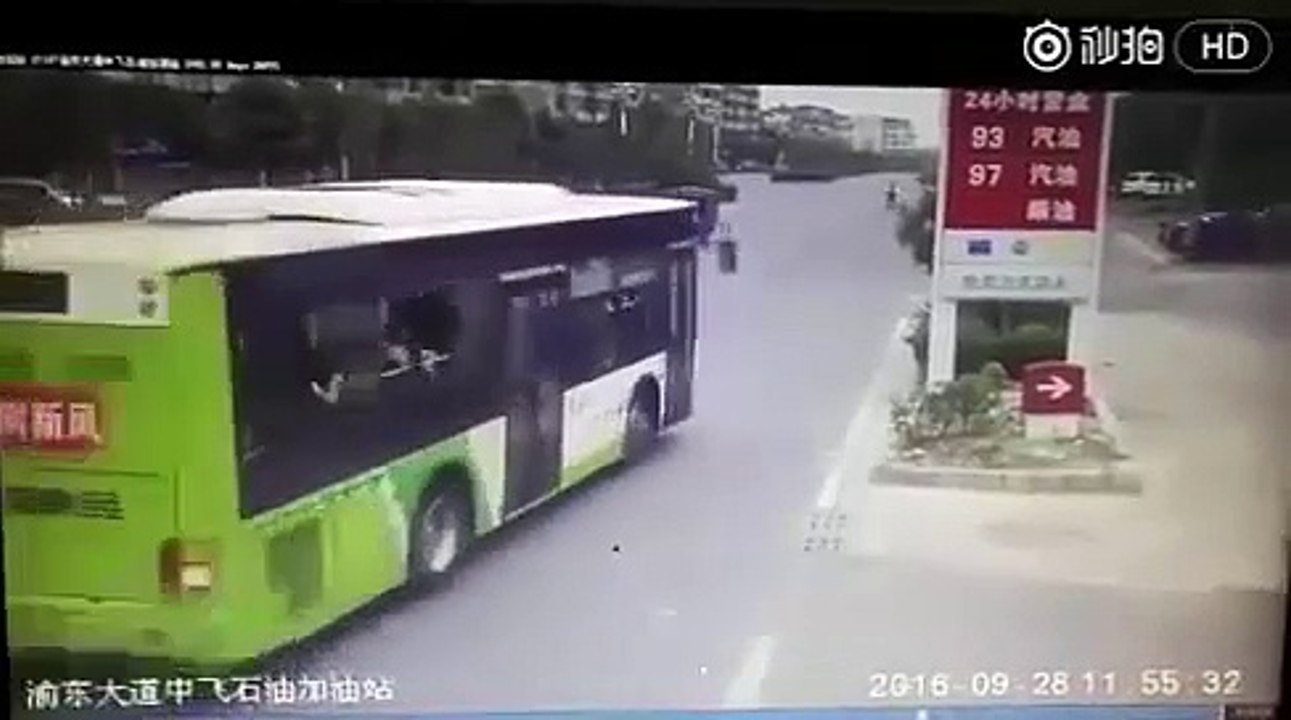 4 personnes sur un scooter foncent sans raison dans un bus.