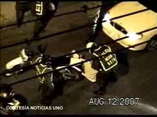 Brutalidad policial en Bogotá - Policías golpean a taxista