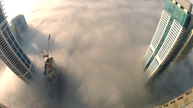 Sauter en BASE Jump dans les nuages d'un gratte ciel à Dubai !