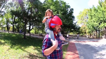 Laissez vos enfants vous piloter avec ce casques à poignées - Piggyback Driver