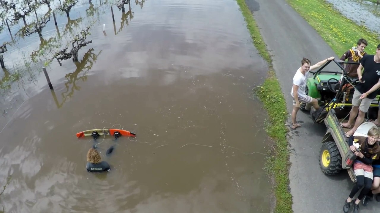 Wakeboard au milieu des vignes inondées en Australie