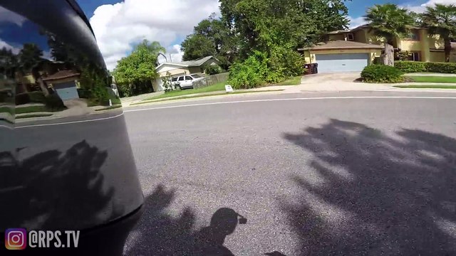 Un motard poursuit un chauffard qui a provoqué un accident et le retrouve